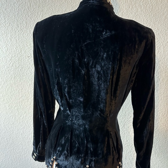 VINTAGE BMW designs velvet top/blazer - Picture 7 of 8
